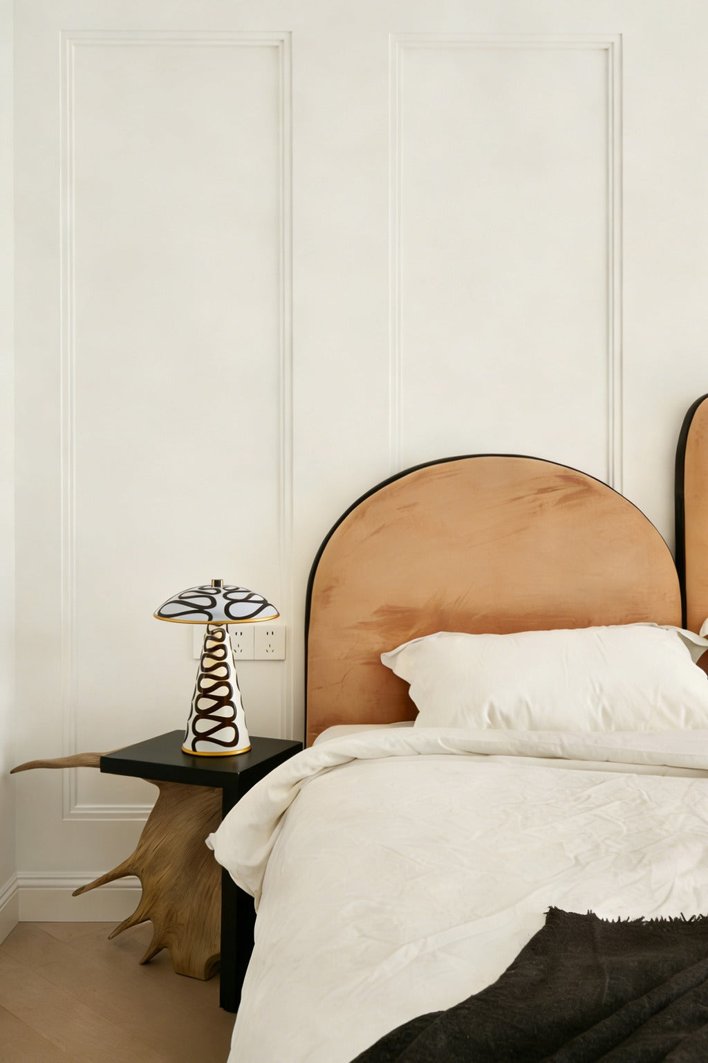 Modern Painted Mushroom Table Lamp - 02 01-source-scene-1