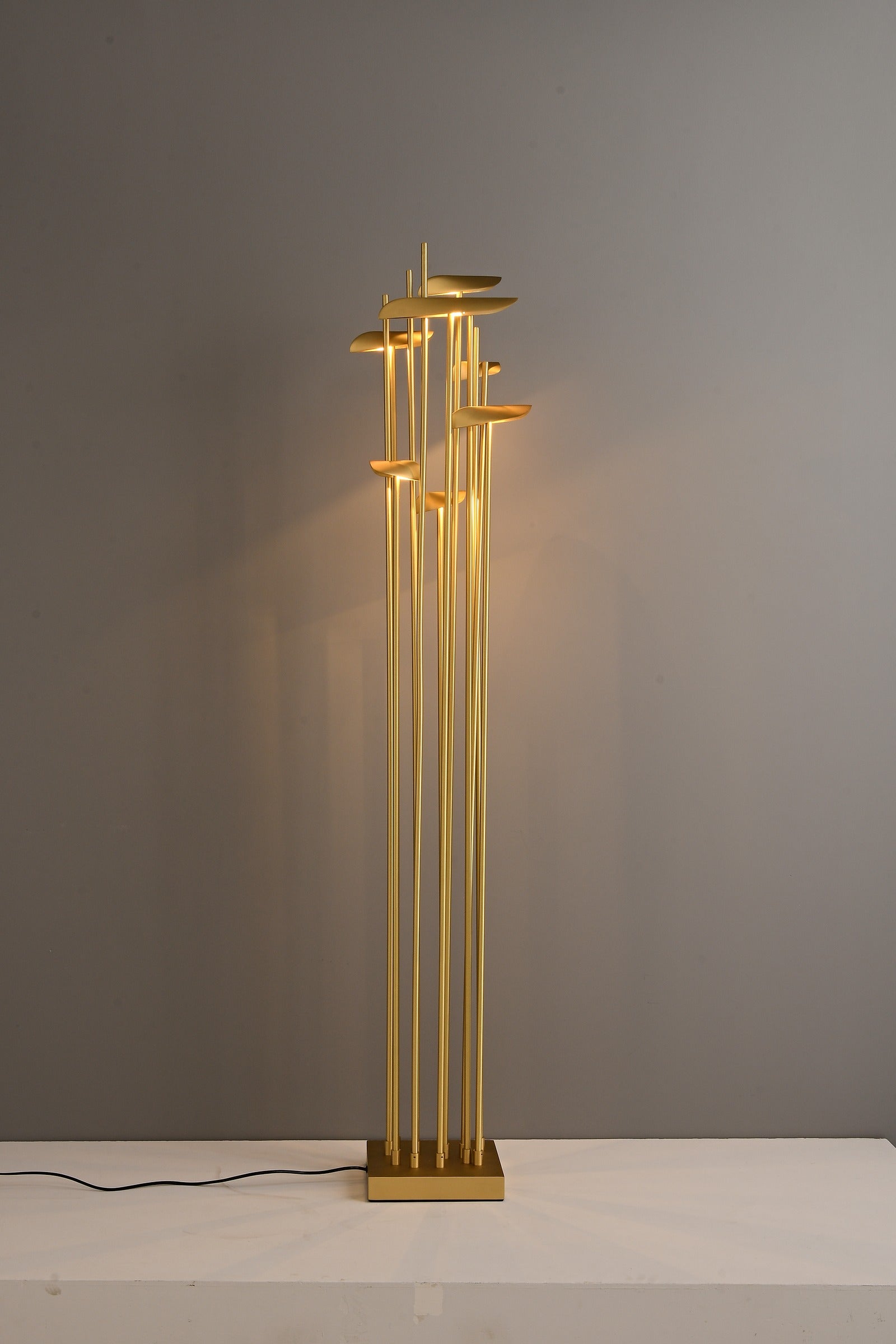 Modern Multi-Head Copper LED Table and Floor Lamp - 16 05-real-floor-lamp-front-lit