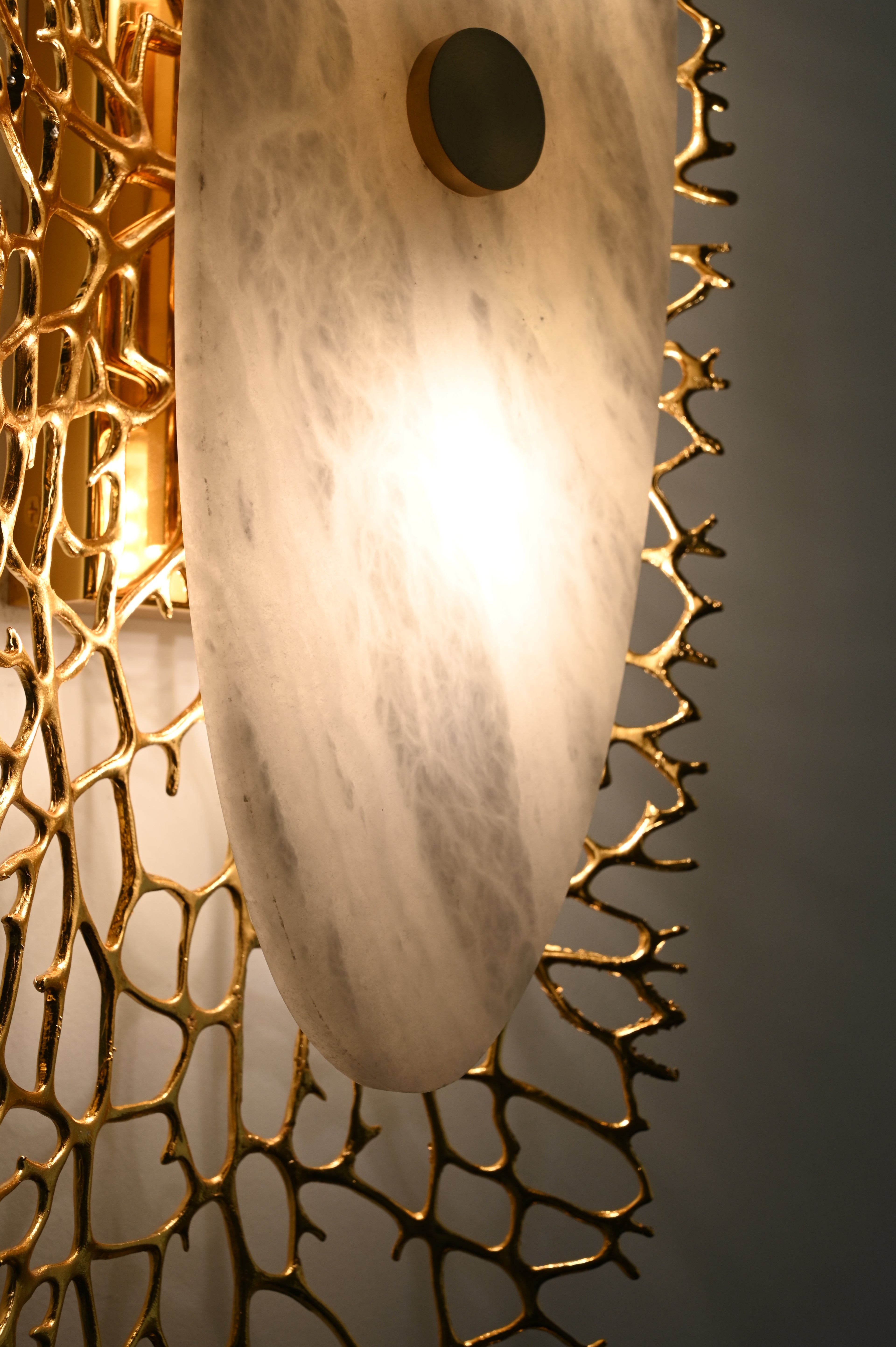 Modern Alabaster Coral Wall Sconce in Natural Brass - 10 10-real-glow-close