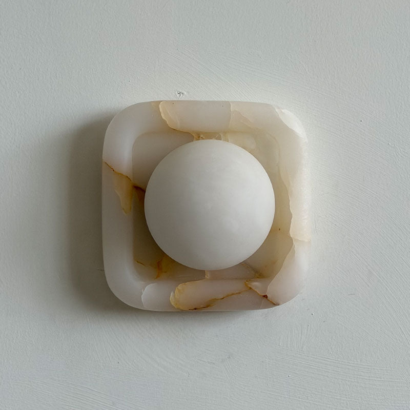 Quadra Onyx Wall Sconce with Glass Shade — L 16cm x W 9cm x H 16cm / L 6.3″ x W 3.5″ x H 6.3″; White onyx; Spanish alabaster oblate