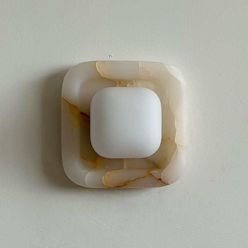 Quadra Onyx Wall Sconce with Glass Shade — L 16cm x W 9cm x H 16cm / L 6.3″ x W 3.5″ x H 6.3″; White onyx; Glass square