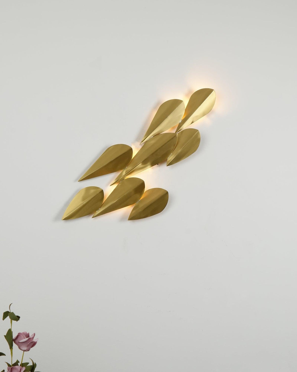 1273 11-leaf brass wall light installed on a neutral wall
