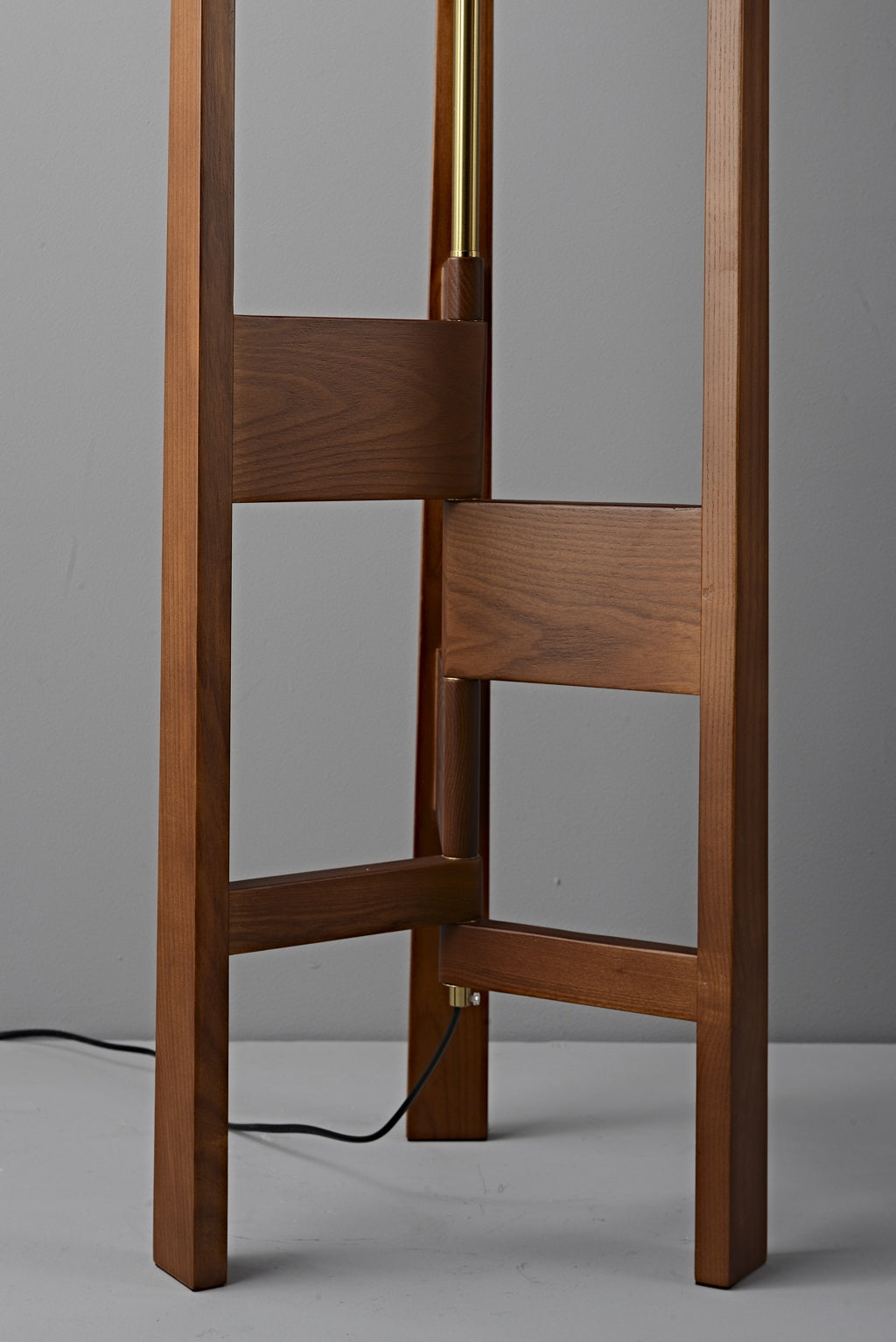 Ashverelle ash wood floor lamp — wood frame and lamp joint detail
