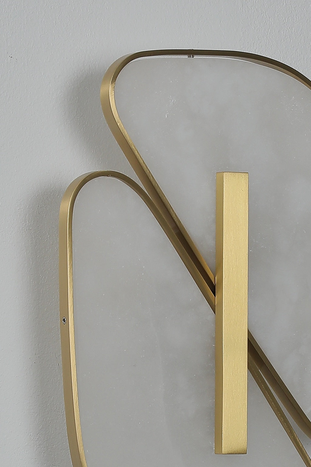Close view of the copper-color edge rim and mounting joint