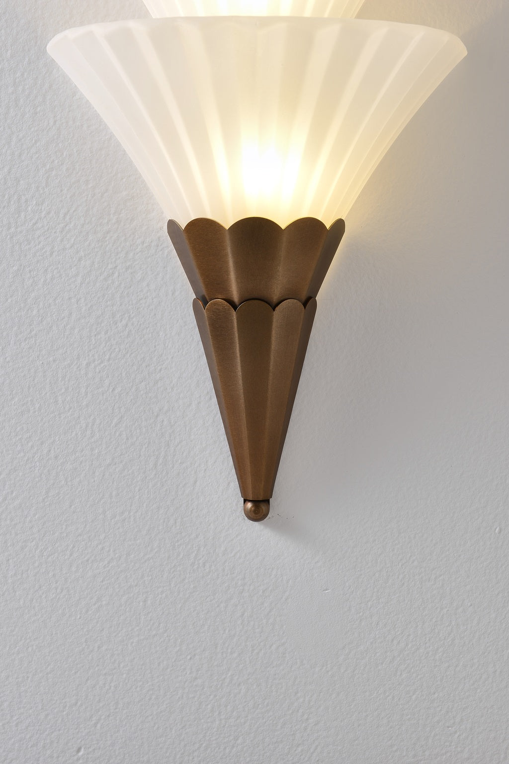 Fanelisse fluted glass wall sconce in Antique Bronze - Glass-to-metal joint detail