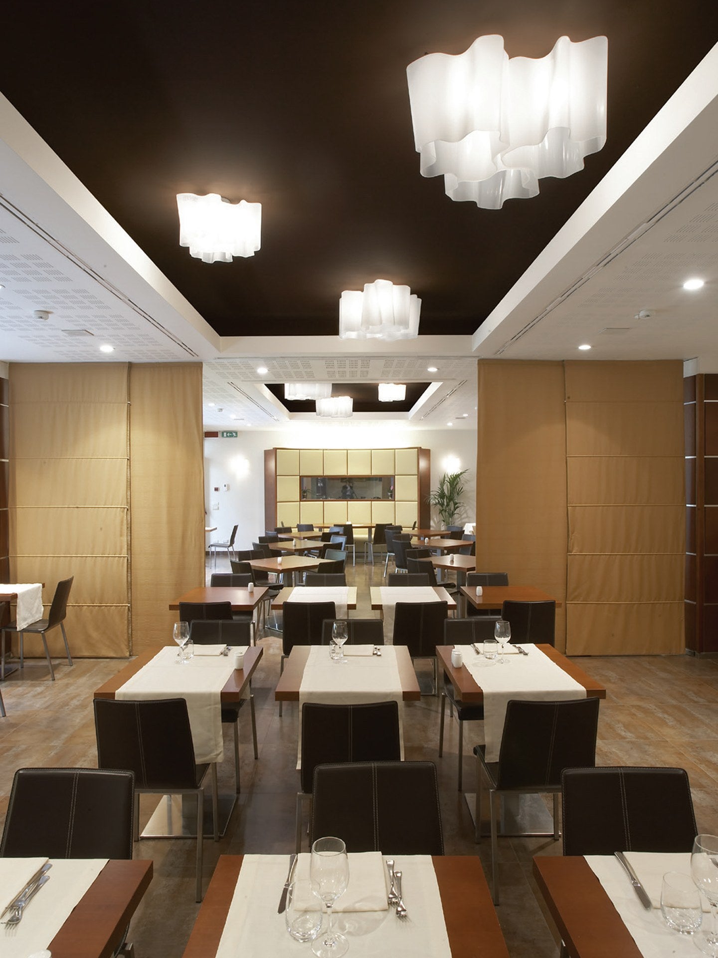 Sculptural White Molded Glass Pendant and Ceiling Light - 09 场景 (1)