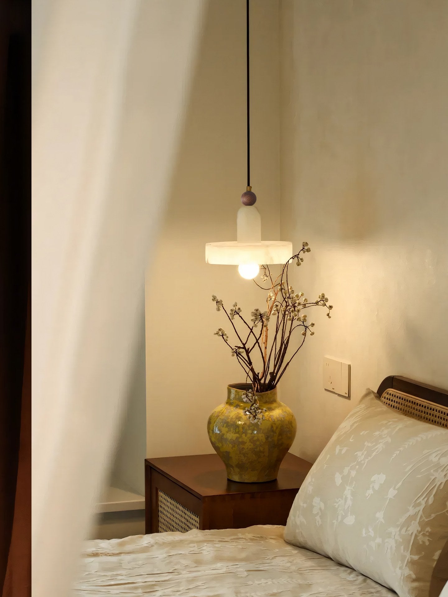 Spanish Marble and Walnut Disc Pendant Light - 10 场景 (1)