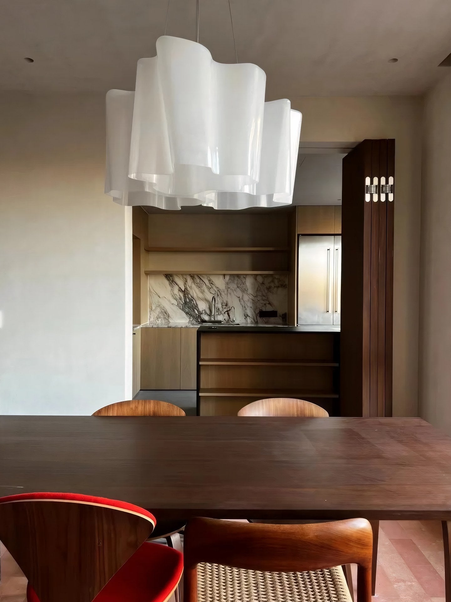 Sculptural White Molded Glass Pendant and Ceiling Light - 11 场景 (3)