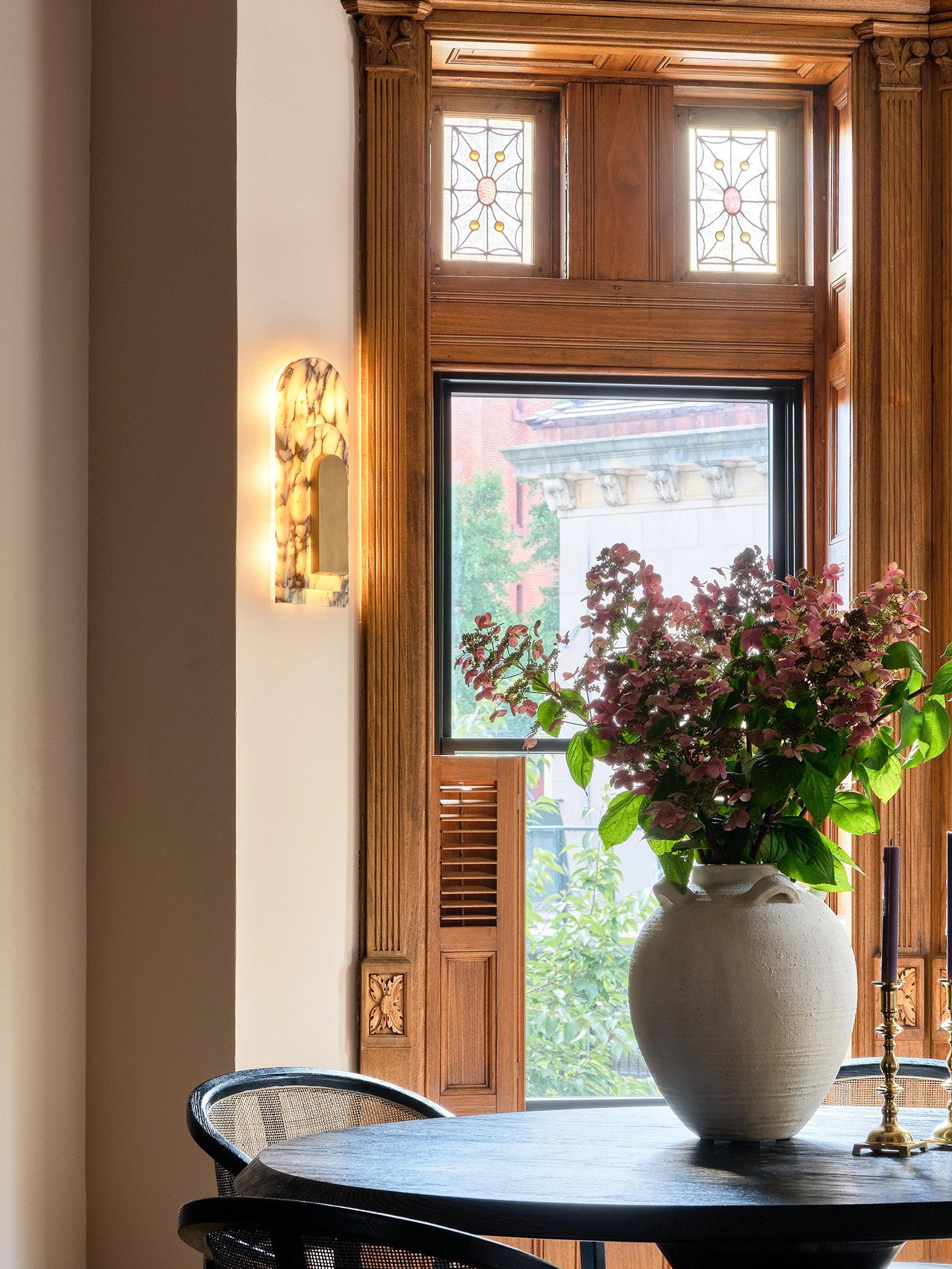 Bulgari Marble and Brushed Copper Arched Wall Sconce - 13 场景 (3)